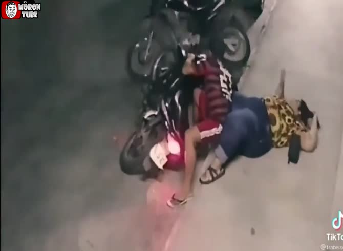 Video :A man rides a motorcycle to pick up his sweetheart